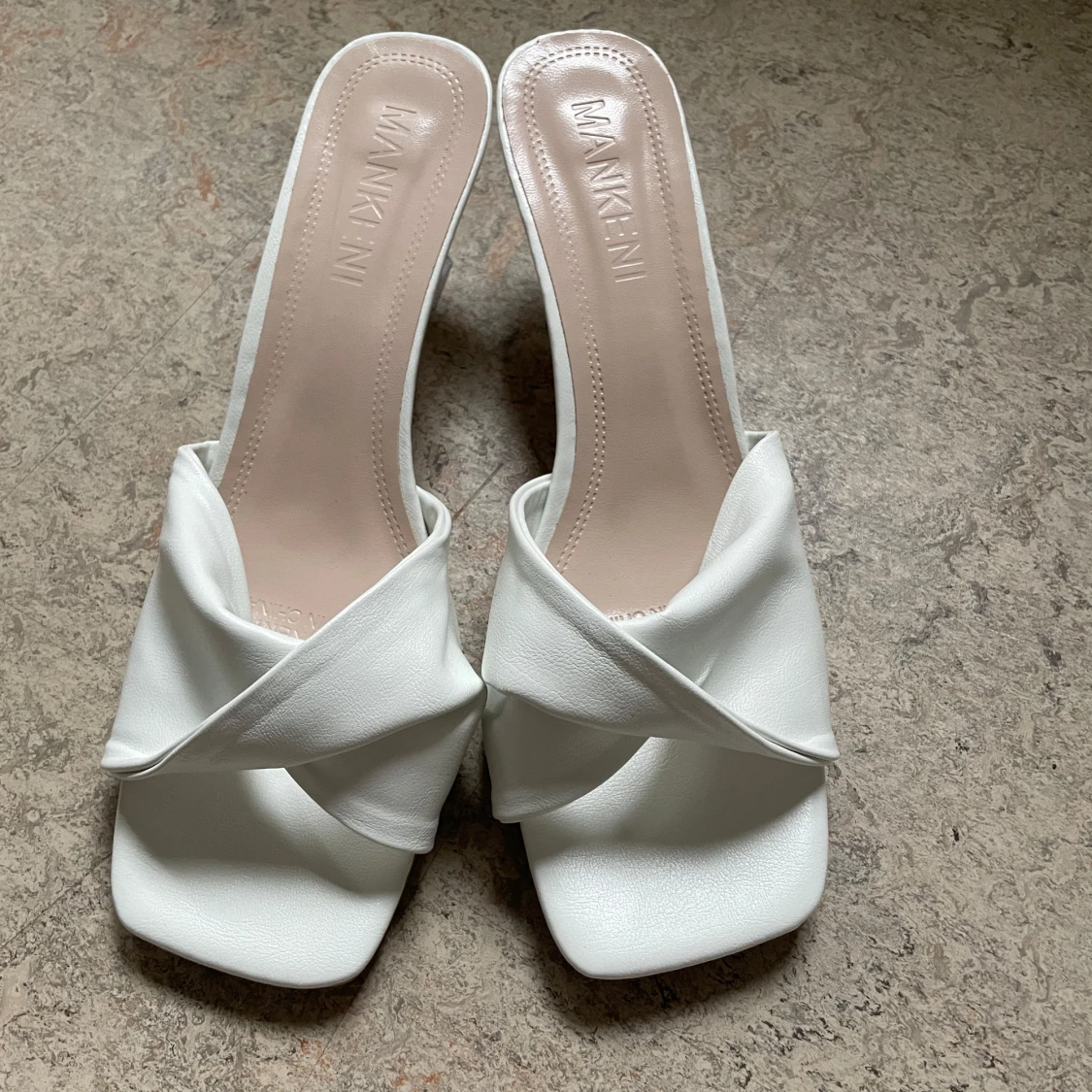 Vita klackade sandaler från Mankeni