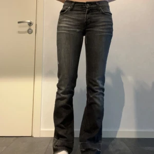 Lowrise Bootcut Jeans - Lowrise bootcut jeans i storlek 27 från Fornarina. Uppskattar xs-s. Uppsprättade i botten för att få längre. Midja 76cm, innerbenslängd 77cm.