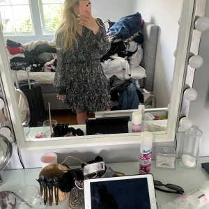 Svartvit blommig kortklänning - Säljer min svart/gröna neo noir klänning då den inte kommit till användning! Använd cirka 2 gången! 