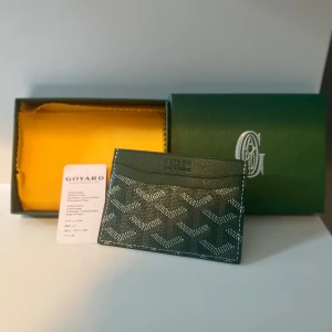 Goyad korthållare - Säljer en stilren korthållare i färgen mörkgrön, pris 349kr. Skick 10/10. Vid frågor eller funderingar är det bara att skriva.