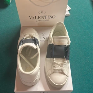 Valentino Garavani Open sneakers vit/blå - Tjenq jag säljer mina valentino opens som är i strl 40. De är använda kanske 5-10 ggr men har inga stora defekter. Hör av dig vid vilka frågor som helst och pris kan diskuteras. Mvh jonathan