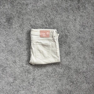 Vita slim fit Jacob Cohen - Tjena, säljer ett par jacob cohen jeans, dom är ganska tunna så passar perfekt till sommarn. Inga defekter, nyskick. Säljer då dom inte passar.