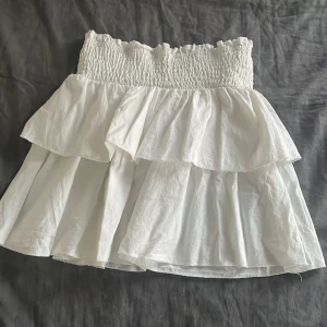 Vit volangkjol  - Supersöt vit kortkjol med bred smock i midjan och dubbla volanger. Är i storlek XS❤️ 