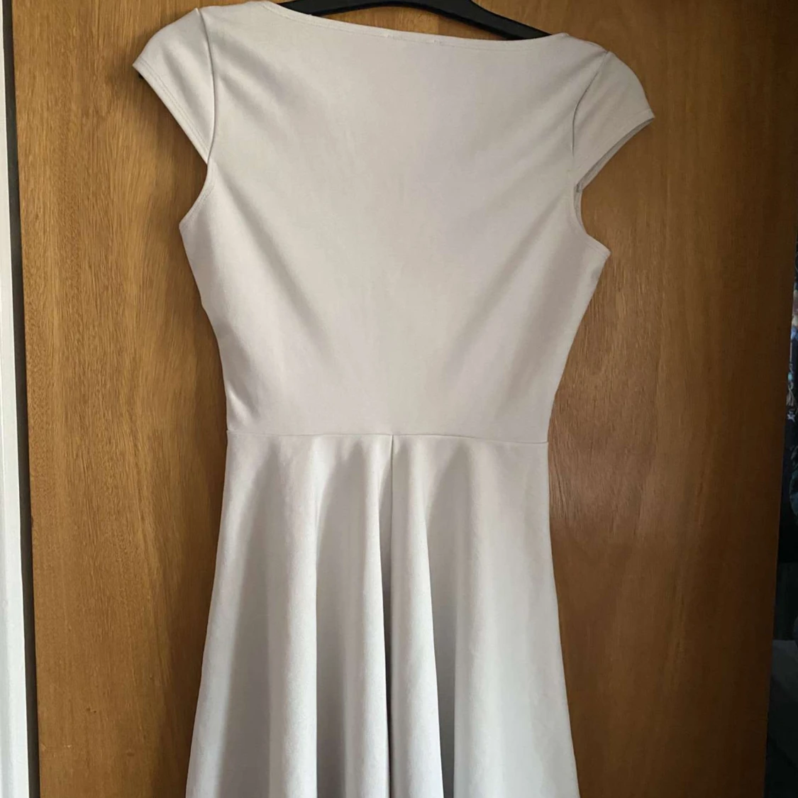 Vit omlottklänning.  - 1