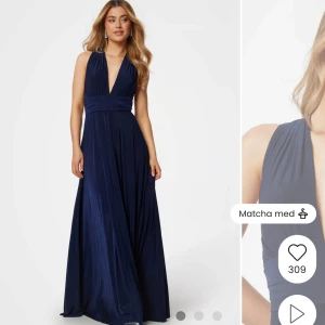 Marinblå långklänning med öppen rygg - Snygg marinblå långklänning som enbart är använd 1 gång, med djup v-ringning och omlottband som korsas i ryggen och knyts i midjan. De långa banden gör att man kan knyta de nästan hur man vill och på många olika sätt. Mjukt och skönt material, är en XS men den är stretchig så skulle mer säga att den är som en S💕 nypris 1100:-