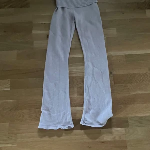 Ljusrosa mjukisbyxor Gina Tricot - Supermysiga ljusrosa mjukisbyxor från Gina Tricot. Byxorna har raka ben och är gjorda i ett mjukt, stickat material som känns riktigt skönt mot huden. Perfekta för chill dagar hemma eller när du vill vara extra bekväm.