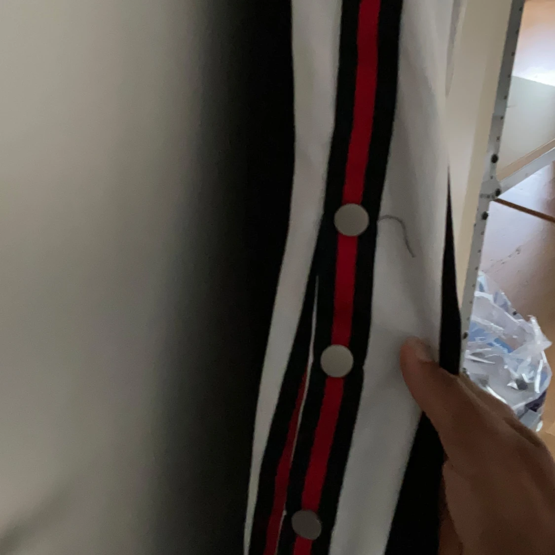 Svart och vit ärmlös klänning med knappar - 1