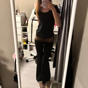 Leopard flare vikta yoga byxor 2000s vintage love mcbling - Eftersom du kan vika över byxorna kan du justera midjan till låg midja, medelhög midja och hög midja. Byxorna är inte i min storlek, de är för stora i det utsvängda för mig och de är lite korta på mig, så de ser inte bäst ut på mig. Innerbenslängden är 74 cm och halva bredden på det utsvängda är 30 cm och hela midjemåttet är 65 cm, men det finns ett stretchigt band så att det kan expanderas. T shirten är till salu i min profil. 