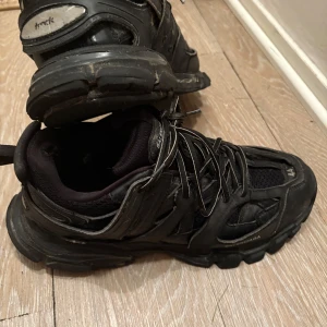 Svarta tracks - Kunto 7/10.