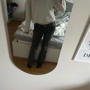 Mörkgråa jeans - Säljer ett par fina jeans från Gina tricot , super fina och sköna 🫶🏻