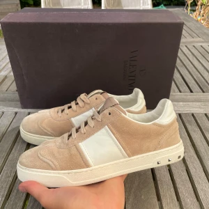 Valentino flycrew  - Hej! Säljer nu dessa sjukt snygga valentino skor. Skorna är typ nya!Har ett begränsat antal boxar och dustbag! Hör gärna av dig vid frågor 