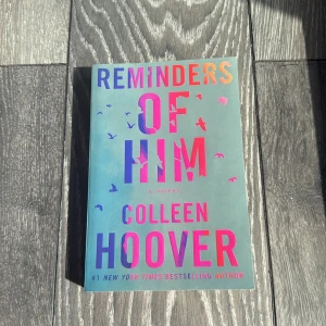 Reminders of Him - En gripande roman om en ung mamma som kämpar för att återförenas med sitt barn efter ett tragiskt misstag. Perfekt för dig som gillar starka känslor, relationer och hopp om en ny framtid. Passar unga vuxna som vill läsa något både berörande och spännande.