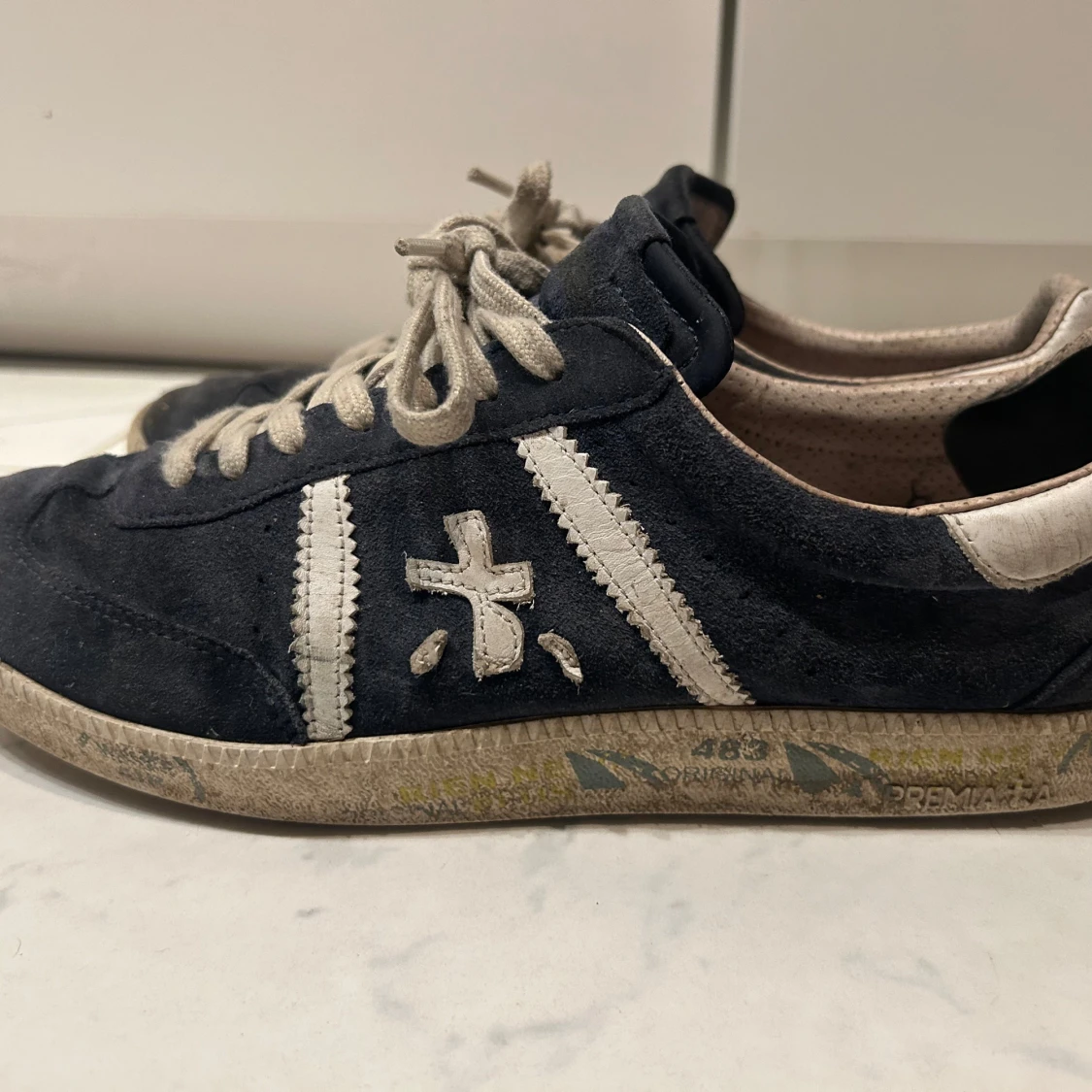 Premiata sneakers i mocka, marinblå/vit