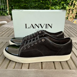 Lanvin skor uk14 - Hej! Säljer nu dessa sjukt snygga Lanvin skor. Skorna är i nytt skick! Vi rekommenderar att gå ner en storlek. Har ett begränsat antal boxar och dustbag! Hör gärna av dig vid frågor 
