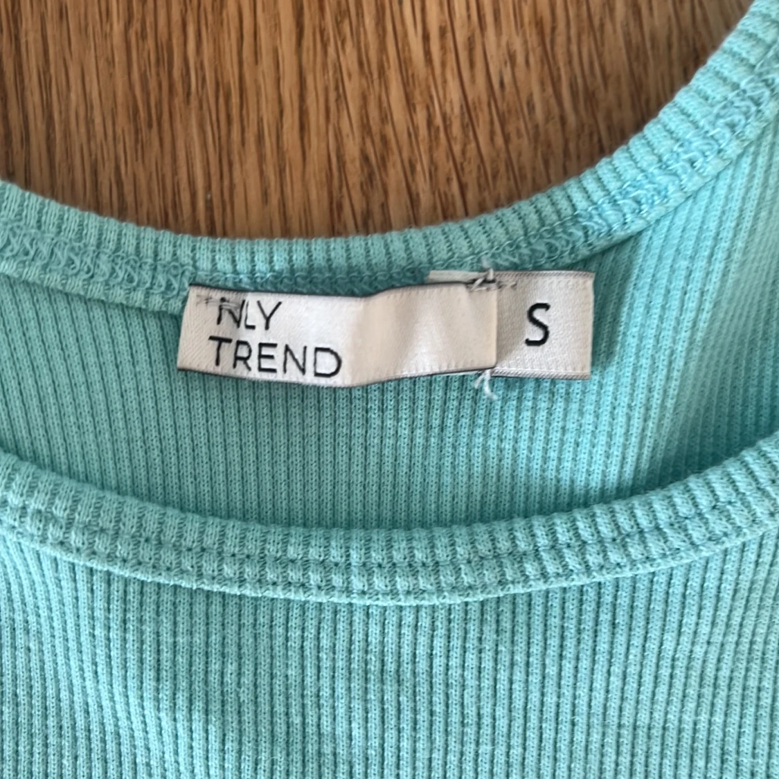 Turkos ribbad linnetopp från NLY Trend - 1