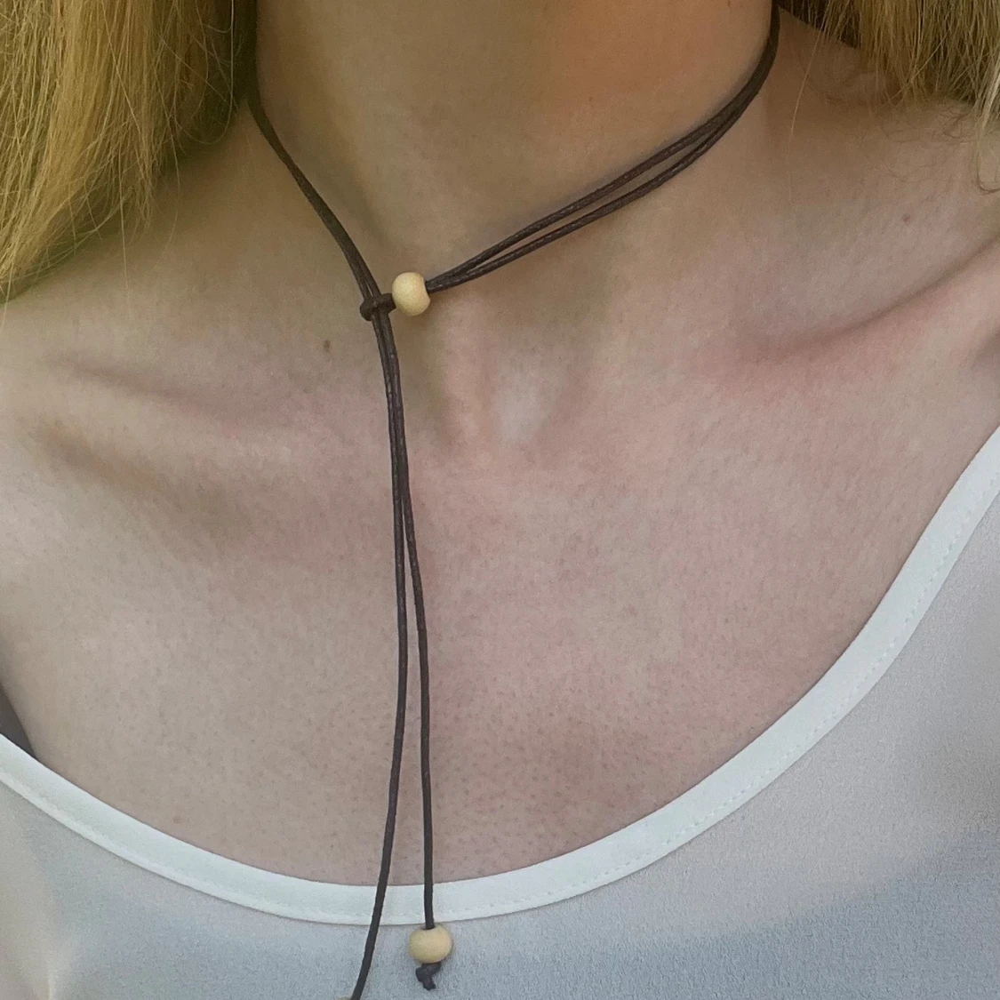 Handgjort halsband av konstläder med träpärlor - 3