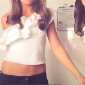 Vit offshoulder volangtopp - Säljers en vit offshoulder topp med volanger, från Zara! Storlek S ! Jättefint skick, tveka inte vid funderinhar!🙌💞