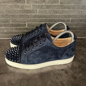 Navy Louboutin skor  - Säljer dessa super snygga och väldigt ovanliga Louboutin skorna i otroligt bra skick 9,5/10. Storlek 39 sitter som 40-40,5. En av extremt få äkta par uppe och enda äkta paret i denna storlek. Inget og/tillbhör därför ett så lågt pris 
