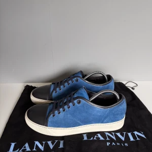 Lanvins - Säljer ett par snygga lanvins i storlek UK7(EU41) men passar större. Cond 9,5/10 lite heeldrag annars perfekt skick! Kommer med dustbags!