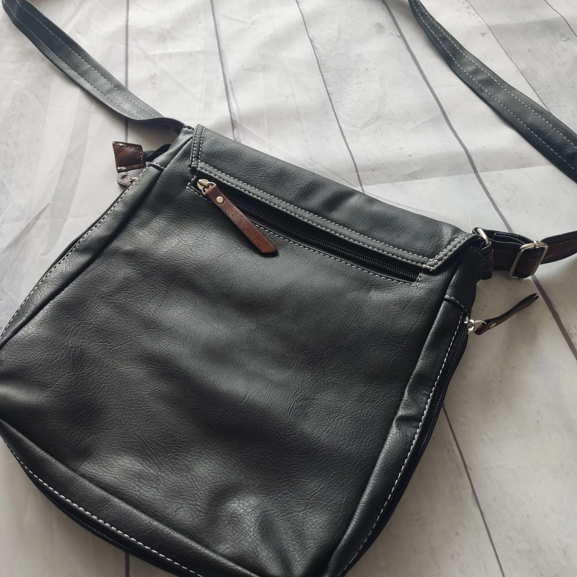 Svart axelväska med uggla och tidningsprint - 4