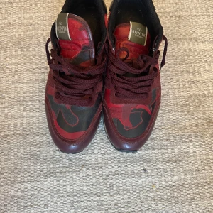 Valentino rockrunner röd - Dem är äkta. Röda Valentino rockrunner, köpta här på plick. Bra skick då jag knappt använt dem. Vill bli av med dem snabbt!