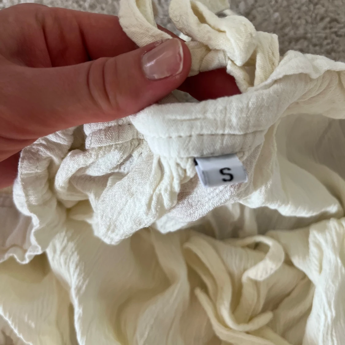 Ljus kortklänning med volang och mesh - 2