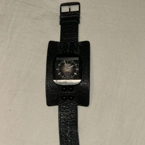 Axcent Rocker svart läderklocka - Supercool svart klocka. Batterier behöver bytas.