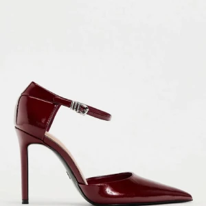 SÖKER DESSA FRÅN ZARA I STORLEK 37  - Behöver dom!!🙏🥹 help a girl out 