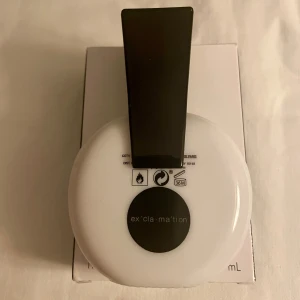 *NY*Exclamation parfym 50 ml från Coty, presenttips  - Huvudnot	 Persika, Aprikos, Bergamott, Gröna noter Hjärtnot	 Heliotrop, Irisrot, Ros, Jasmin, Liljekonvalj Basnot	 Vanilj, Mysk, Sandelträd, Bärnsten, Kanel, Cederträ Doftkategori	 fruktig, blommig  Precis som utropstecknet är det mest distinkta tecknet, blir Exclamation den distinktaste delen i din doftsamling. Denna eau de Cologne för kvinnor döljer ömtåliga blommor, saftiga frukter och läckra kryddor i sig och passar perfekt för alla tillfällen med en hållbarhet som aldrig sviker.  