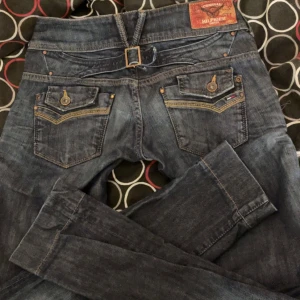 Tommy Hilfiger Sonora Cinch jeans W27 L32 - Mörkblå Tommy Hilfiger lowrise/lågmidjad Sonora Cinch jeans med snygga detaljer på bakfickorna. Inga defekter/fläckar/hål. Passar: XS
