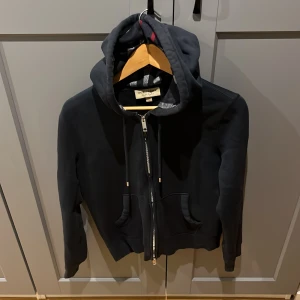 Burberry Hoodie - Färg: Mörkblå🔵 Skick: 8/10 Sitter vanligt i storlek, Inga fläckar eller hål. Tveka inte på att ställa frågor!