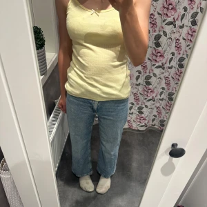 Blå wide jeans från H&M high waist - Säljer ett par ljusblå jeans från H&M med wide fit och hög midja. Jeansen har justerbar midja, klassiska fem fickor och är tillverkade i bomull med lite elastan för extra komfort. Perfekta för en chill och trendig look.