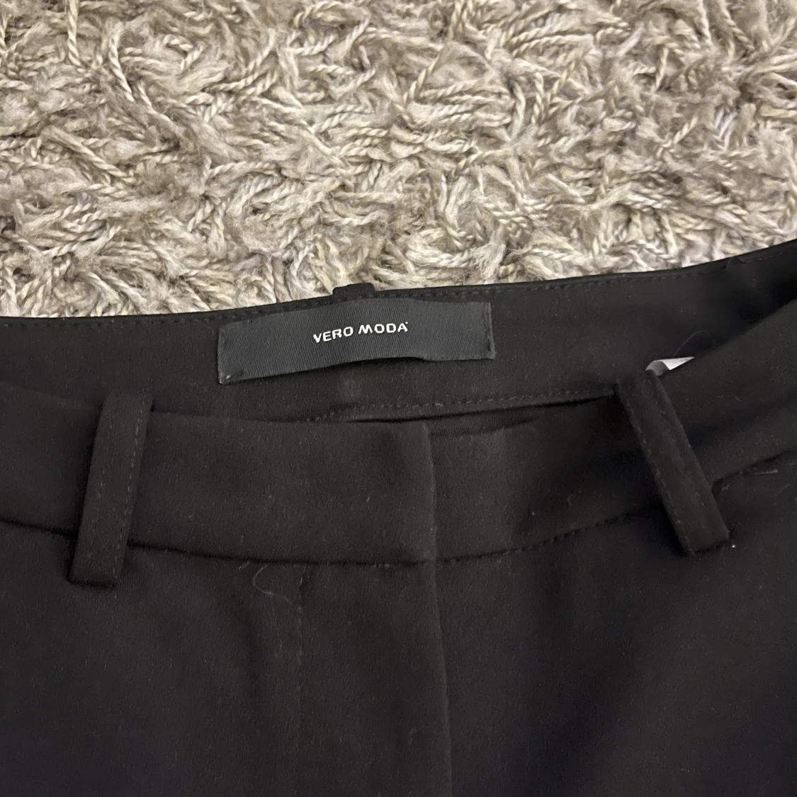 Svarta kostymbyxor från Vero Moda - 2