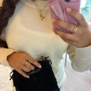 Beige stickad tröja från Tommy Hilfiger - Säljer en super fin stickad tröja från Tommy Hilfiger !! 💛💛 I storleken M. Andvänt denna tröjan ganska lite och är i stort sätt nästan helt ny och är därför i nyskick! 💓💓