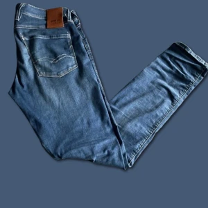 Replay Jeans - Riktigt snygga Replay Anbass. Storlek 31,32. Skick 9/10. Pris kan diskuteras, mer info o bilder kan fås i dm