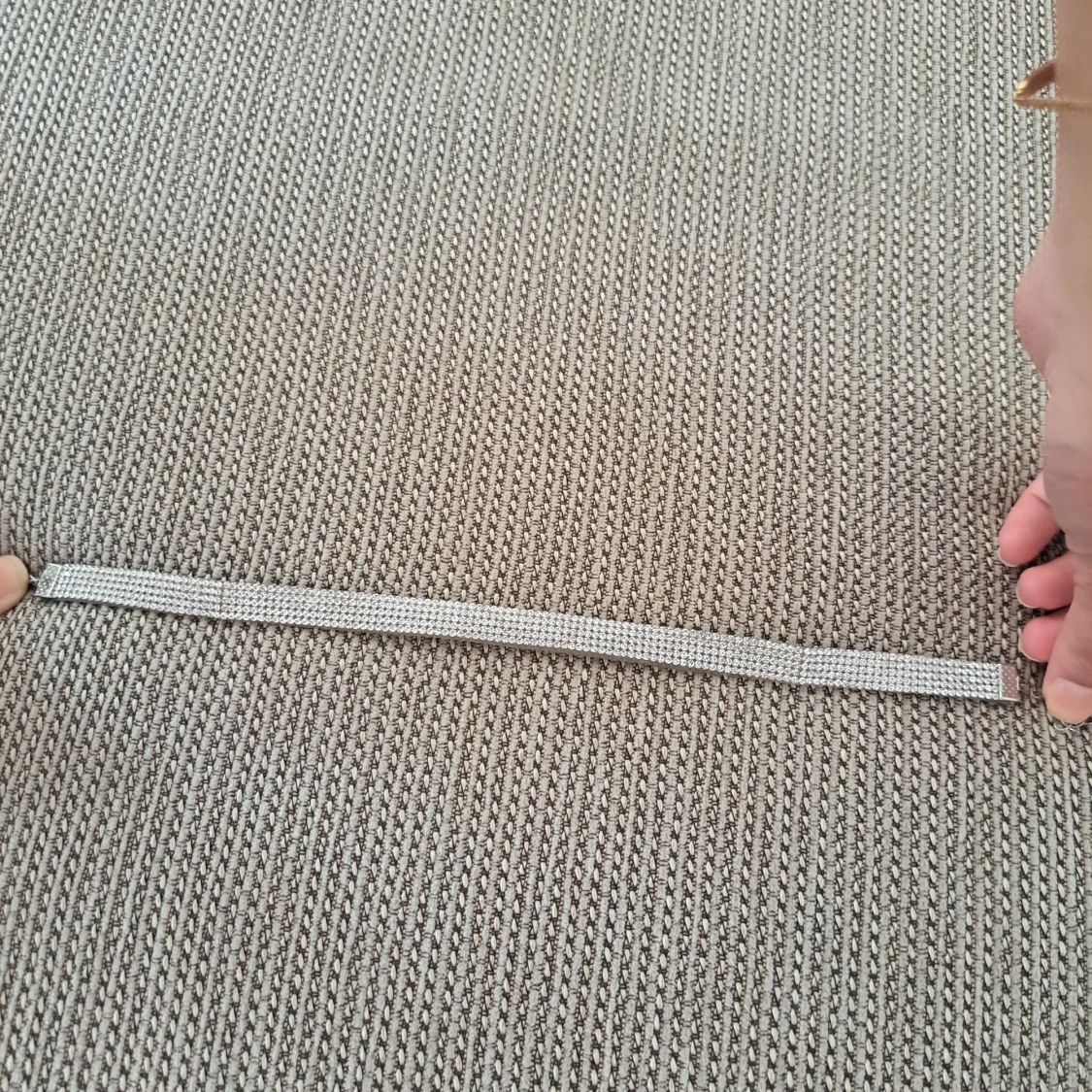 Glittrigt silverfärgat chokerhalsband