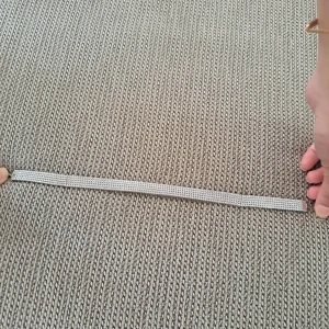 Glittrigt silverfärgat chokerhalsband - Säljer ett snyggt chokerhalsband i silverfärg med glittrande detaljer. Halsbandet är smalt och har ett justerbart spänne baktill. Perfekt för att ge din outfit lite extra bling och attityd.