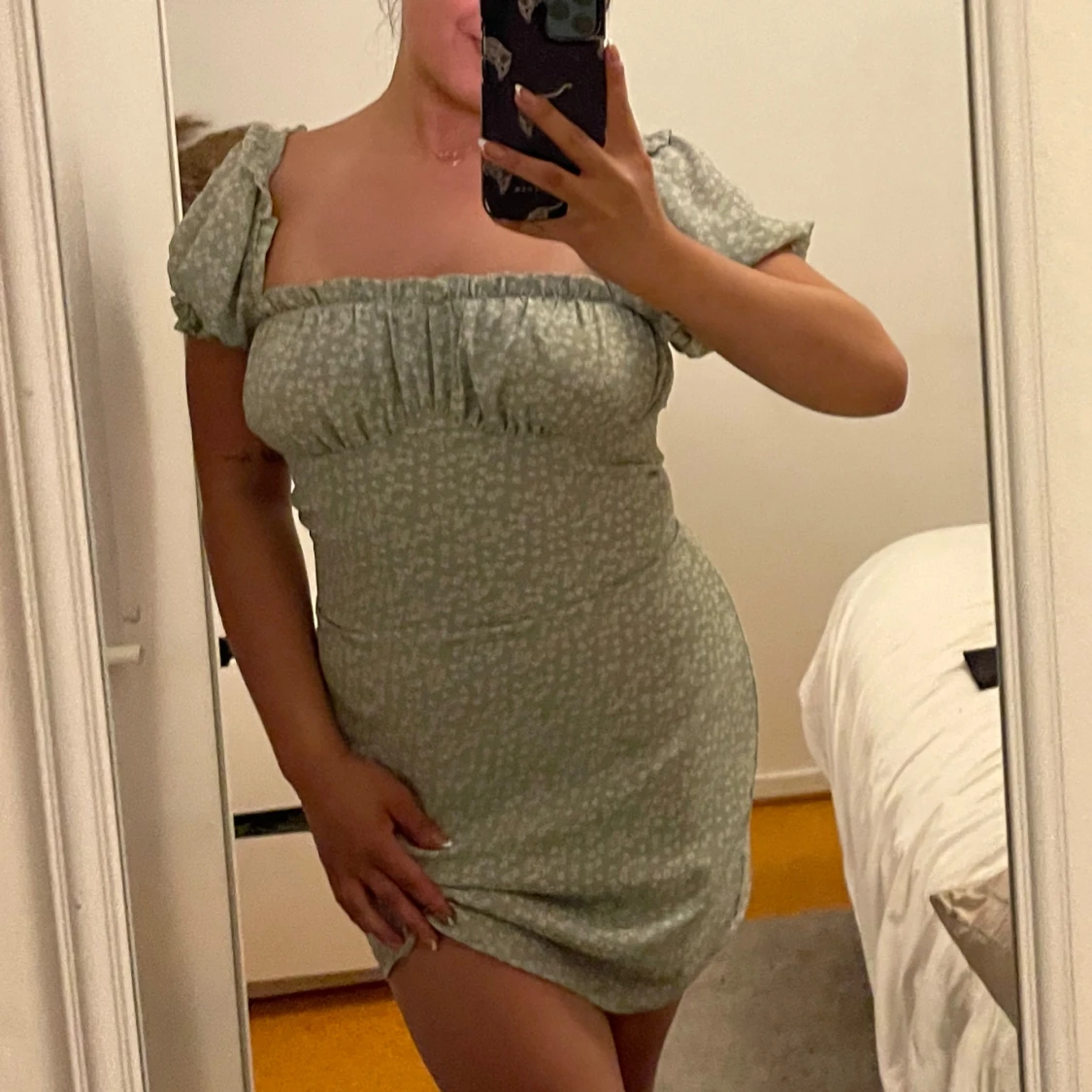 Ljusgrön blommig kortklänning - 1