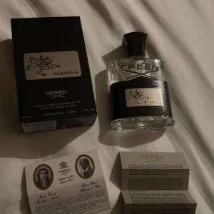 Creed Aventus 120ml parfym - Säljer 2 av brorsans samlar parfymer då han ska spara upp till körkortet. Det är en creed aventus oanvänd!