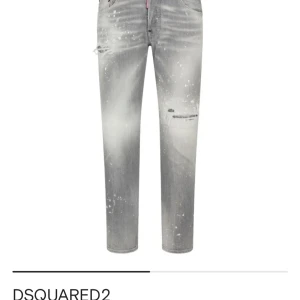 Grå Dsquared2 jeans  - Snygga grå jeans från Dsquared2 med coola slitningar och färgstänk-detaljer. Enda anledning till värför jag säljer de, e för att de är lite för tighta på mig. Älskar hur de ser ut men de synd att de inte passar mig.