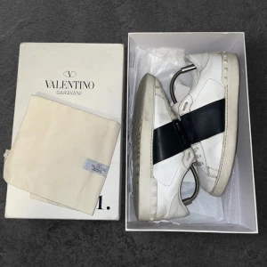 Valentino Open - Säljer ett par vita Valentino Open sneakers, det i storlek 39 men är stora i storleken så jag skulle säga 40. Självklart är de äkta! De är i okej skick, lite smutsiga men det kan man lösa enkelt, har ändå mycket kvar att ge! Hör av dig direkt vid frågor eller funderingar!🙂🙌