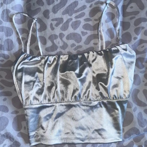 Vit silkestopp från H&M🎀 - Jättefin topp från H&M med fint material, säljer då jag inte får användning för den!🩷🎀 Axelbanden är justerbara. Pris går att diskutera!