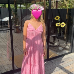 Rosa mönstrig långklänning  - Säljer denna super fina rosa långklänning från H&M.