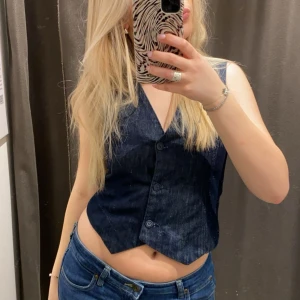 Jeansväst - Snygg mörkblå jeansväst med v-ringning och tre knappar framtill. Från Kappahl, strl xs💖
