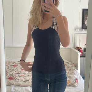Burberry top  - Supersnygg burberry top köpt secondhand. 