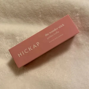 Hickap wonder stick - Säljer ett hickap wonder stick bronze and contour i färgen Golden Truffle. Otrolig formula och jättefin färg! Helt oanvänd, säljer då jag fick 2st i julklapp🩷