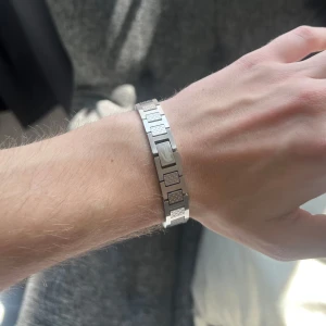 Lacoste armband - Hej! Jag säljer ett Lacoste armband i perfekt skick, helt nytt! Utan några defekter. För fler bilder och information, skicka mig gärna ett  meddelande. Langd: 20/21 cm. Den går att justera☀️
