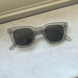 Gråa solglasögon  - Säljer ett par snygga solglasögon i färgen grå