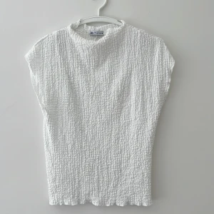 Vit Zara topp - Säljer denna sjukt snygga topp från Zara. Den är i mycket bra skick, knappt använd. Väldigt snyggt nu till sommaren!!🙌🏻 Den är i storlek M men passar även om man har storlek S. 