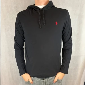 Ralph Lauren hoodie  - Fint skick! Modellen är 185 och bär M
